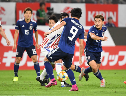 日本対パラグアイ　前半、パスを回す堂安ら（撮影・加藤諒）