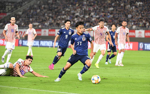 日本対パラグアイ　後半、ドリブルで攻め込む久保（撮影・加藤諒）