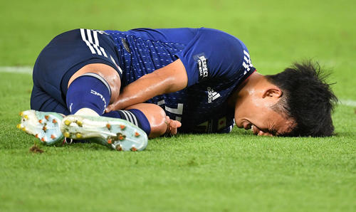 日本対パラグアイ　後半、相手選手に倒され、苦しむ久保（撮影・加藤諒）