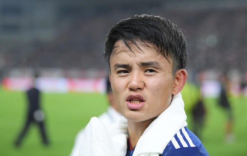 日本対パラグアイ　試合終了後、厳しい表情でインタビューを待つ久保（撮影・加藤諒）