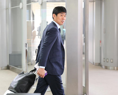 ミャンマー戦に向け、出国する森保監督（撮影・河野匠）
