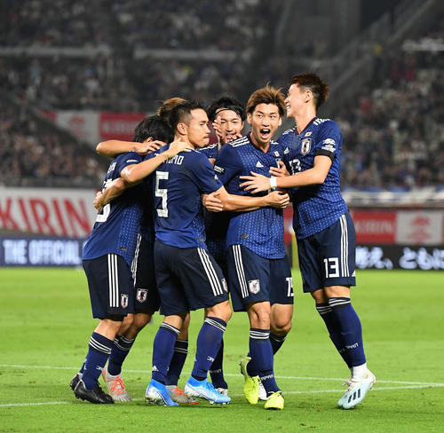 日本対パラグアイ　前半、先制ゴールを決め、喜ぶ大迫（右から2人目）（2019年9月5日撮影）