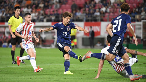 日本対パラグアイ　前半、シュートを放つ大迫勇也（2019年9月5日撮影）