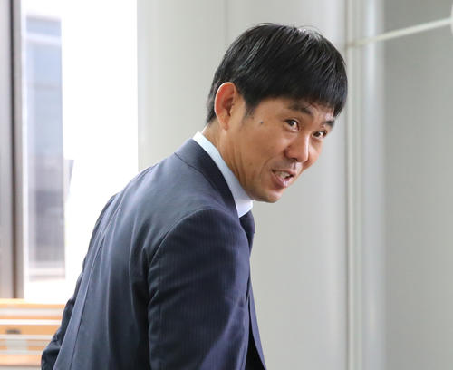 ミャンマー戦に向け、出国する森保監督は集まった報道陣に会釈する（撮影・河野匠）
