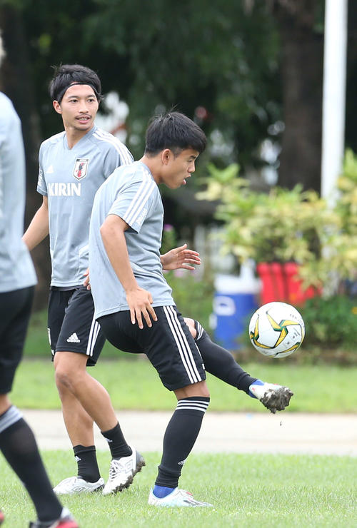 ミャンマー戦に向けた練習でボール回しする久保（手前）と柴崎（撮影・河野匠）