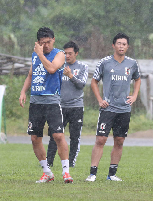 ミャンマー戦に向けた練習中にスコールに見舞われ、目をぬぐう遠藤（左）。中央は中島、右は安西（撮影・河野匠）