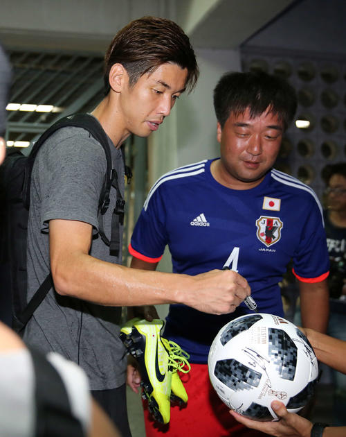 練習後、集まったファンのサインに応じる大迫（撮影・河野匠）