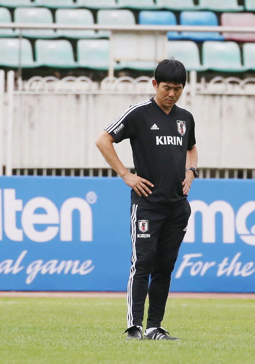 険しい表情でピッチを見つめる森保監督（撮影・河野匠）