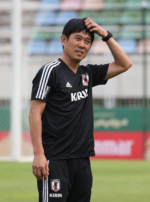 練習中、頭をかく森保監督（撮影・河野匠）