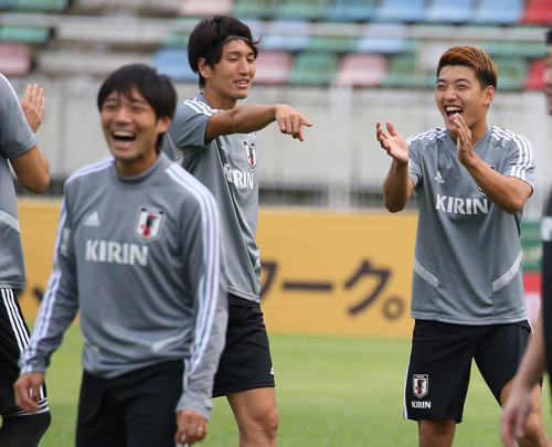 練習中、笑顔を見せる、右から堂安、原口、中島（撮影・河野匠）