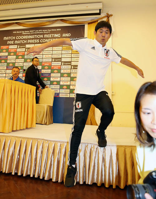 ミャンマー戦前日会見を終え、引き揚げる森保監督（撮影・河野匠）