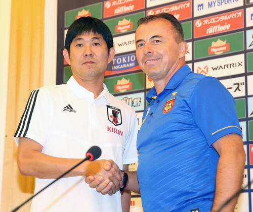 ミャンマー戦前日会見を終え、ラドゥロビッチ監督（右）と握手を交わす森保監督（撮影・河野匠）