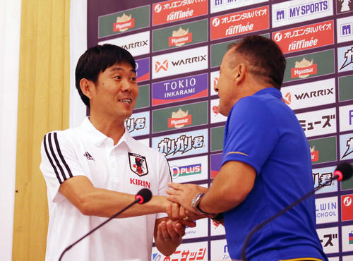 ミャンマー戦前日会見を終え、ラドゥロビッチ監督（右）と握手を交わす森保監督（撮影・河野匠）