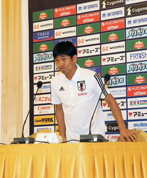 ミャンマー戦前日会見で一礼して席に着く森保監督（撮影・河野匠）