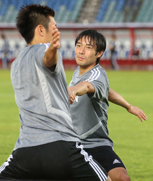 ミャンマー戦前日練習で植田（手前）と組んでウオーミングアップを行う中島（撮影・河野匠）
