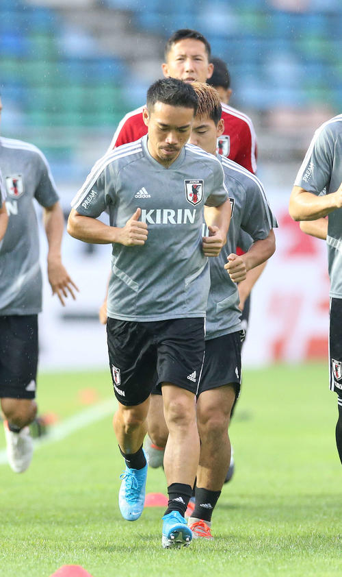ミャンマー戦前日練習でランニング中に険しい表情を見せる長友（撮影・河野匠）