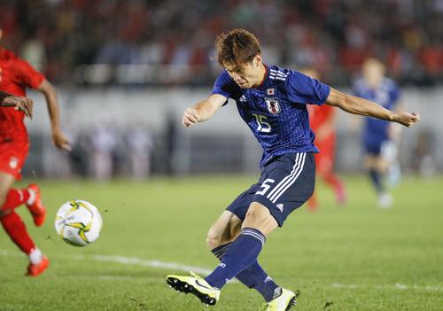 後半、ゴールを狙う大迫（共同）