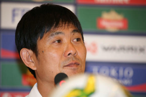 ミャンマー戦前日会見で記者の質問に耳を傾ける森保監督（撮影・河野匠）