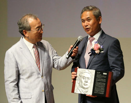第16回日本サッカー殿堂掲額式　インタビューに応じる佐々木氏（撮影・佐藤勝亮）