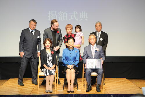 第16回日本サッカー殿堂掲額式に出席した、佐々木氏（下段右から1人目）は関係者との集合写真に笑顔で応じた（撮影・佐藤勝亮）