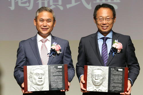 第16回日本サッカー殿堂掲額式に出席した、（左から）佐々木氏と岡田氏（撮影・佐藤勝亮）
