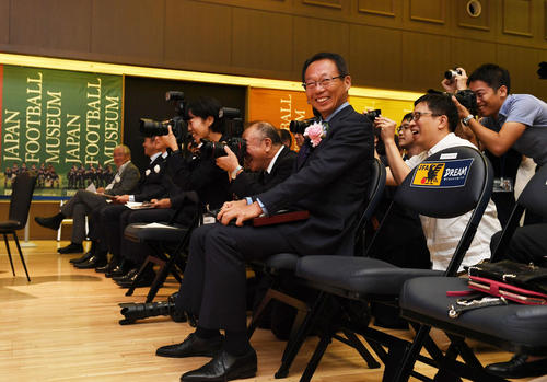 日本サッカー殿堂の掲額式に出席した岡田氏（中央）は、記念撮影に臨む佐々木氏らに笑顔で声をかける（撮影・山崎安昭）