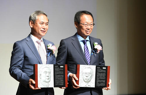 日本サッカー殿堂の掲額式で笑顔を見せる岡田氏（右）と佐々木氏（撮影・山崎安昭）