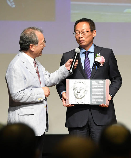 日本サッカー殿堂の掲額式で岡田氏（右）はこれまでを振り返る（撮影・山崎安昭）