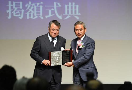 日本サッカー殿堂の掲額式で佐々木氏（右）は田嶋会長からレリーフを受け取る（撮影・山崎安昭）