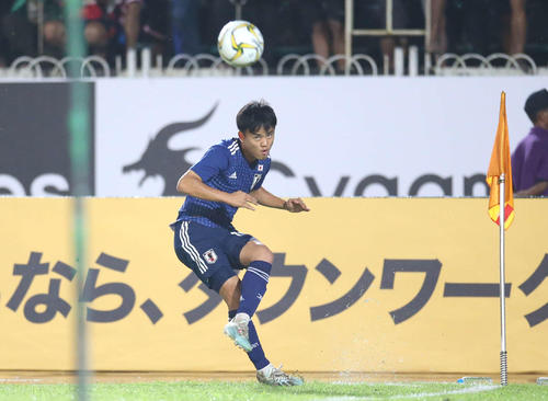 日本対ミャンマー　後半、コーナーキックを蹴る久保建英（撮影・河野匠）