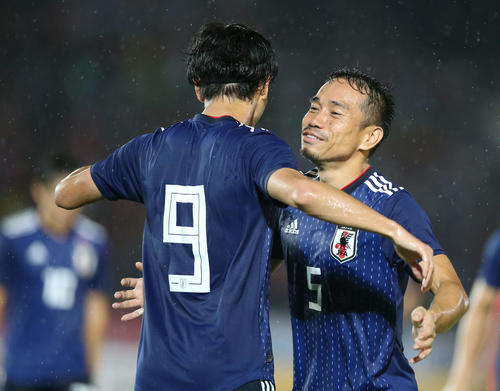 日本対ミャンマー　前半、南野拓実（左）がチーム2点目を決め、祝福する長友（撮影・河野匠）