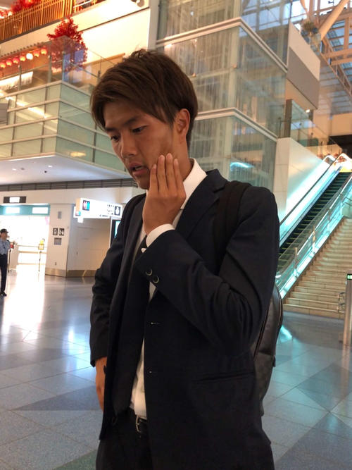 遠征から帰国し取材に応じるFW小川