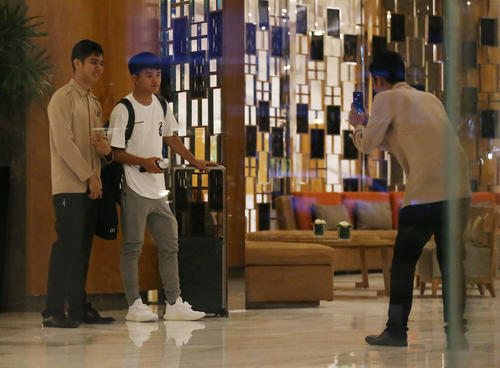 ミャンマー戦から一夜明け、ホテルスタッフの記念撮影に応じる久保（左から2人目）（撮影・河野匠）