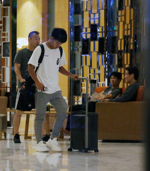 ミャンマー戦から一夜明け、森保監督（右から2人目）が見つめる中、宿舎を出る久保（手前）（撮影・河野匠）