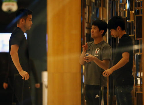 ミャンマー戦から一夜明け、宿舎ロビーで森保監督（中央）と言葉を交わす吉田（左）。右は柴崎（撮影・河野匠）