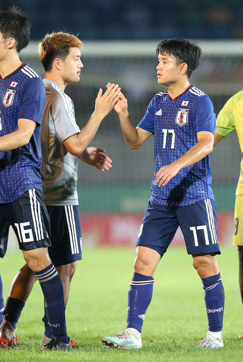 日本対ミャンマー　試合後、堂安（左）とタッチを交わす久保（撮影・河野匠）