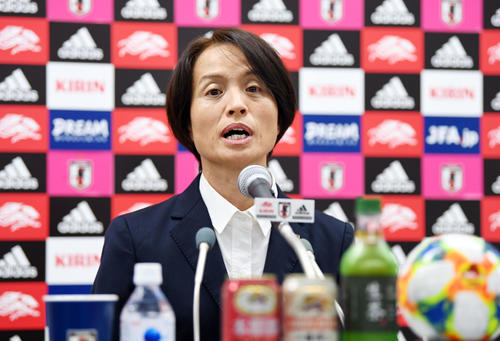 カナダ戦に向けメンバーを発表する高倉監督（撮影・横山健太）