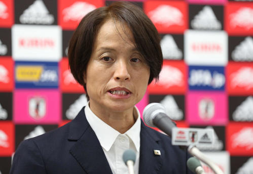 国際親善試合対カナダ女子代表戦のメンバー発表を行った、なでしこジャパン高倉監督（撮影・佐藤勝亮）