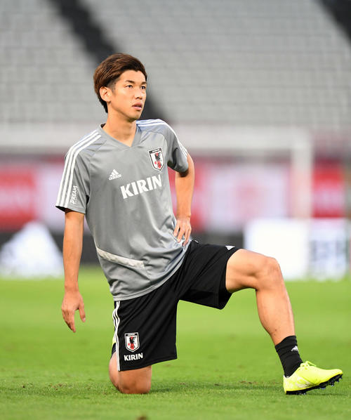 ストレッチをする大迫勇也（19年9月撮影）