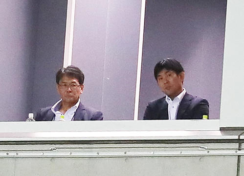 17日のACL浦和対上海上港を視察する日本代表の森保監督（右）と関塚技術委員長（撮影・足立雅史）