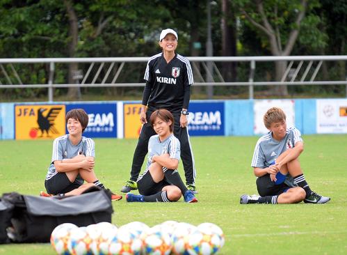 選手の様子を見つめる高倉監督（中央奥）。手前は左からDF土光、FW小林、DF南