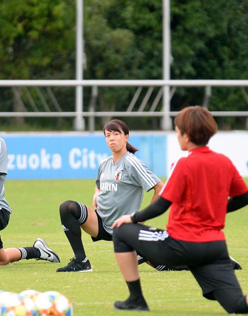 引き締まった表情でストレッチするMF杉田