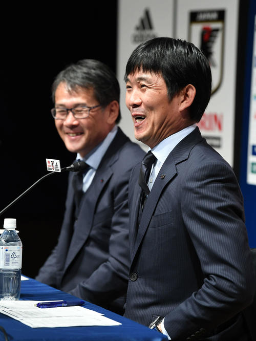 会見で笑顔を見せる日本代表の森保監督（右）と日本サッカー協会の関塚・技術委員長（撮影・加藤諒）