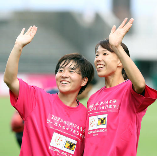 カナダに快勝し、サポーターの声援に応える籾木（左）と杉田（撮影・狩俣裕三）