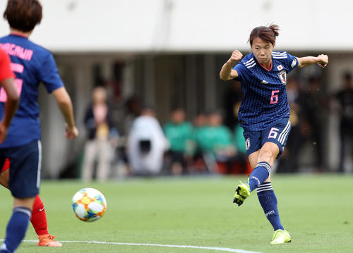 日本対カナダ　前半、左足でゴールを狙う杉田（撮影・狩俣裕三）