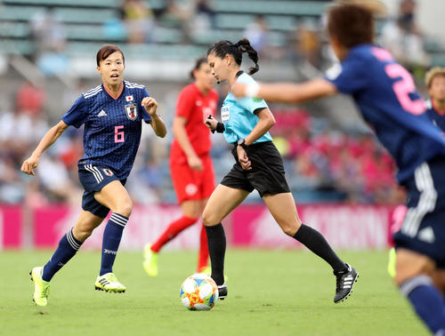 日本対カナダ　後半、ボールをキープする杉田（左）（撮影・狩俣裕三）
