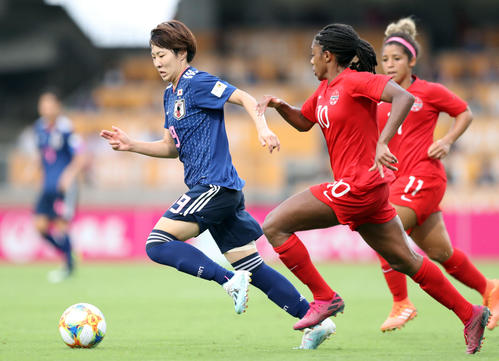 日本対カナダ　後半、ドリブル突破を図る遠藤（撮影・狩俣裕三）