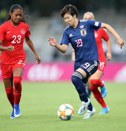 日本対カナダ　後半、ドリブル突破を仕掛ける遠藤（撮影・狩俣裕三）