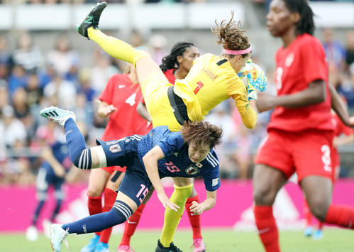 日本対カナダ　後半、相手GKと激しく競り合う遠藤（撮影・狩俣裕三）