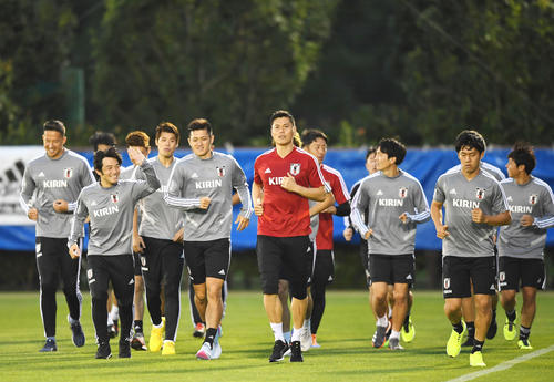 ランニングをする日本代表の選手たち（撮影・横山健太）